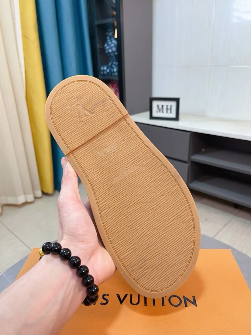 Ex-factory price 360🌹🌹 (lv-Louis Vuitton) New men's slippers, high-end boutique, exquisite embossed logo decoration on the upper, fine workmanship, super soft soles, casual, loose and comfortable, a must-have in summer! \nsize：38-44
